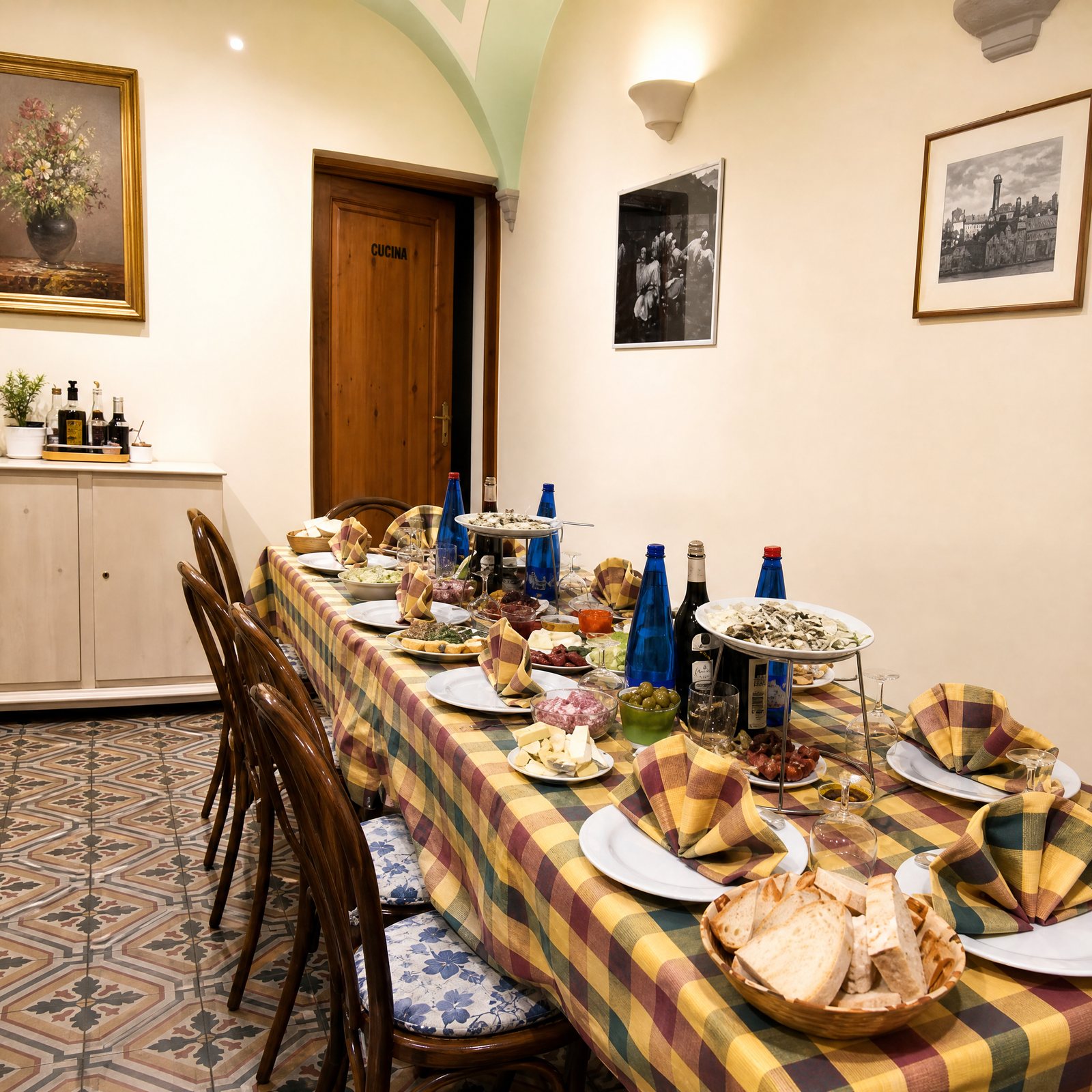 Interno tradizionale dell'osteria con tavoli apparecchiati